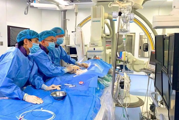 GS Phạm Mạnh Hùng - Viện trưởng Viện Tim mạch, Bệnh viện 19-8 và ê-kíp can thiệp tim mạch cứu sống nữ bệnh nhân.