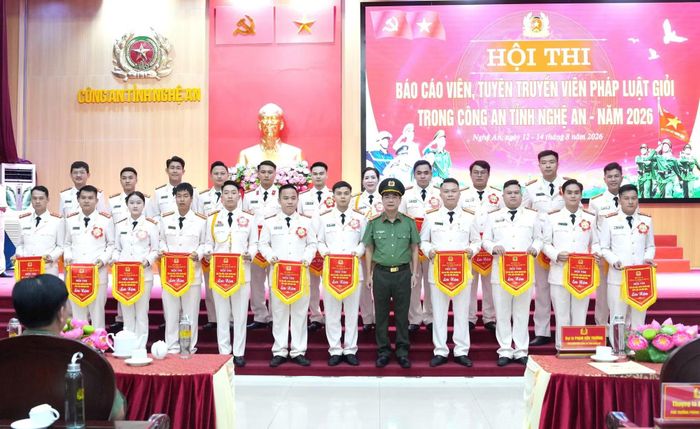 Đại tá Phạm Hữu Trường, Phó Giám đốc Công an tỉnh tặng Cờ lưu niệm cho các đội thi.