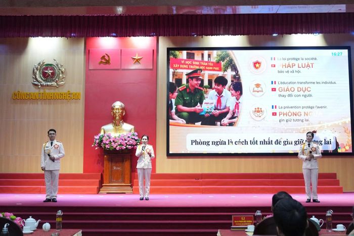 Phần thi xử lý tình huống của đội thi đến từ các phòng thuộc Khối Xây dựng lực lượng.