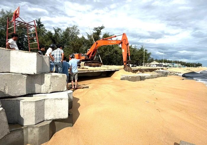 Các đơn vị huy động nhân lực, máy móc để gia cố tuyến đường.