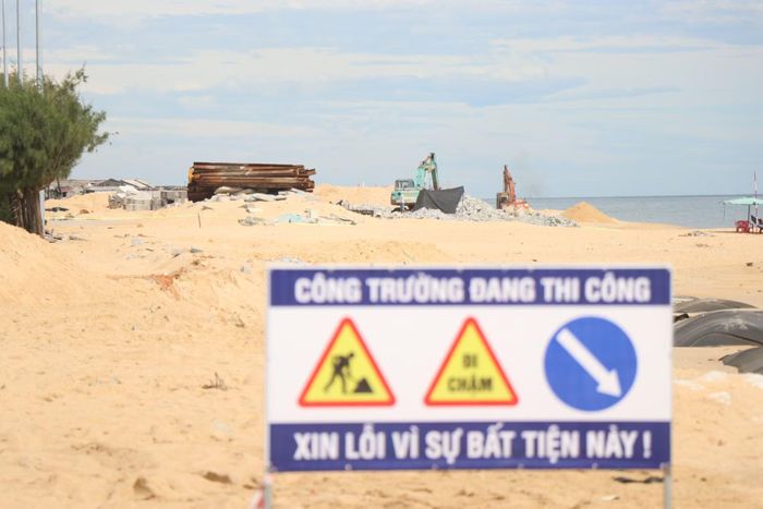 Dự án xây kè, đê ngầm chống sạt lở bờ biển Thuận An đang được triển khai.