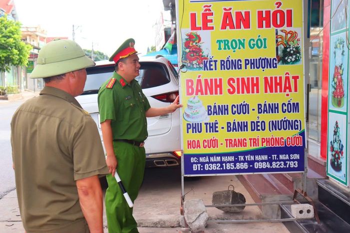 Công an xã Nga Sơn tuyên truyền, nhắc nhở người dân không dựng bảng, biển lấn chiếm vỉa hè, lòng đường.