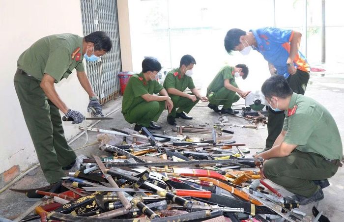 Cơ quan chức năng tiêu hủy vũ khí, vật liệu nổ, công cụ hỗ trợ.