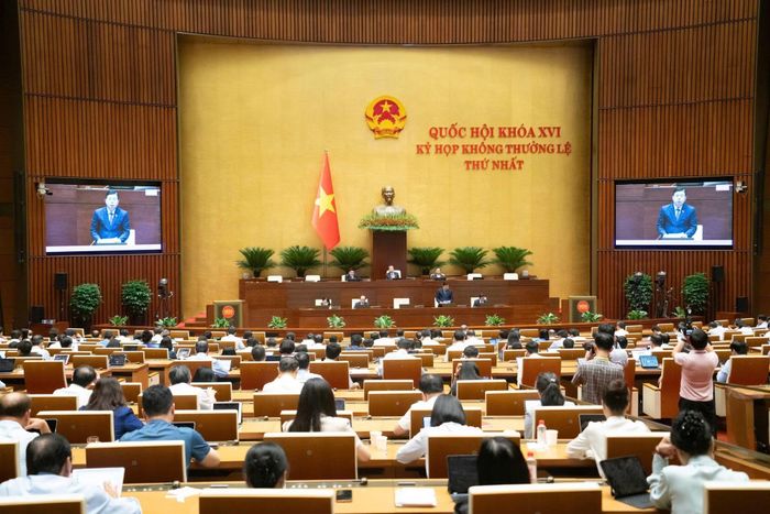 Quang cảnh phiên thảo luận sáng 12/8.