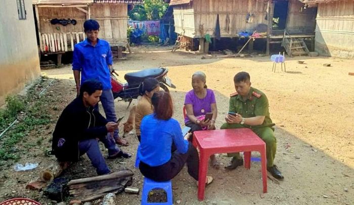 Cán bộ Công an xã Vĩnh Sơn đến tận thôn, làng hướng dẫn người dân làm căn cước, kích hoạt VNeID.