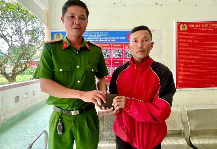 Công an xã Vĩnh Sơn nhanh chóng xác minh, trao trả tài sản người dân nhặt được cho chủ sở hữu.