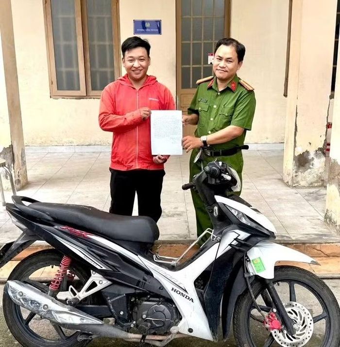 Anh Đặng Duy Phương vui mừng nhận lại tài sản và gửi thư cảm ơn Công an xã Đại Phước.