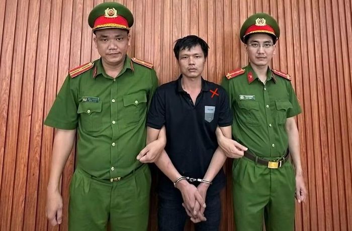 Công an xã Hưng Thịnh bắt giữ Nguyễn Hồng Trương (x) đột nhập tiệm vàng để trộm cắp tài sản.