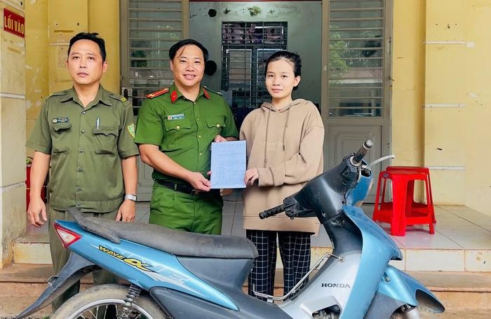 Chị Nguyễn Thị Thu Hà vui mừng nhận lại tài sản và gửi thư cảm ơn Công an xã Xuân Quế.