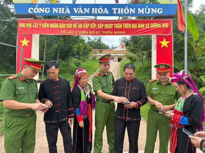 Công an xã Dương Hưu phối hợp cùng bà con dựng clip tuyên truyền pháp luật.