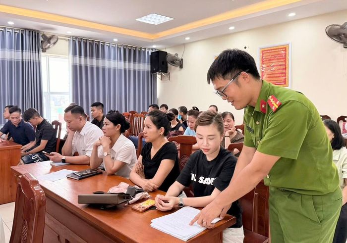 Công an phường Bắc Giang tuyên truyền pháp luật đối với các cơ sở kinh doanh trên địa bàn.