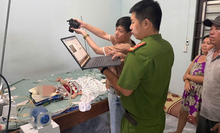 Tổ công tác Công an xã Thăng An đến tận nhà hỗ trợ thu nhận hồ sơ cấp căn cước cho một bệnh nhân bị bệnh hiểm nghèo.