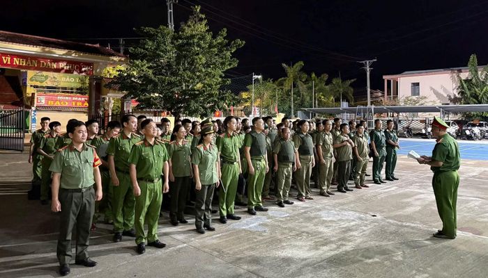 Lực lượng Công an xã Thăng An trước giờ xuất quân làm nhiệm vụ tuần tra kiểm soát, test nhanh ma túy vào ban đêm.