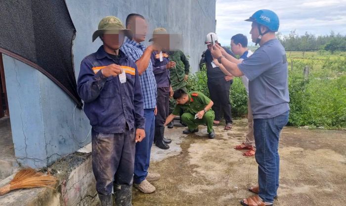 Công an xã Thăng An tổ chức test ma túy cho người lao động, công nhân hoạt động trên địa bàn xã.