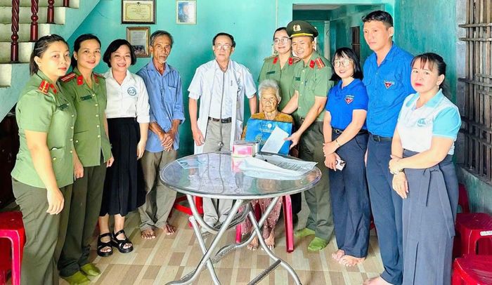 Công an xã Thăng An thăm, tặng quà Mẹ Việt Nam anh hùng trên địa bàn xã.