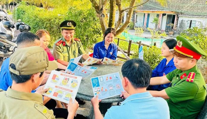 Công an xã Thăng An đẩy mạnh tuyên truyền pháp luật tại khu dân cư.