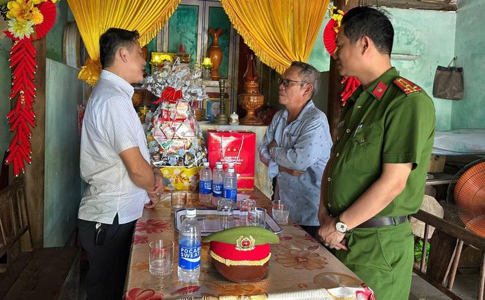 Cán bộ Công an xã Thăng An thăm hỏi, tặng quà hộ dân có hoàn cảnh khó khăn trên địa bàn.