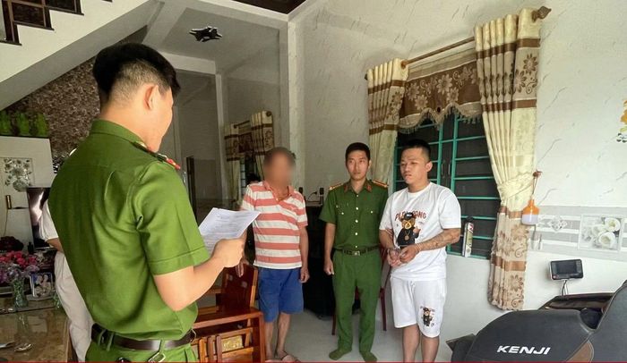 Công an xã Thăng An thi hành Lệnh bắt bị can để tạm giam đối với Phan Đỗ Thành Đạt (SN 2005, trú xã Thăng An) về hành vi “Sử dụng trái phép chất ma túy”.