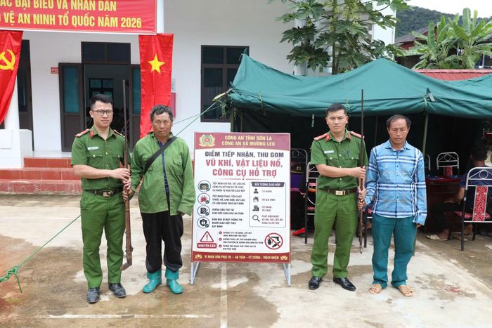 Người dân tự nguyện giao nộp súng tự chế.