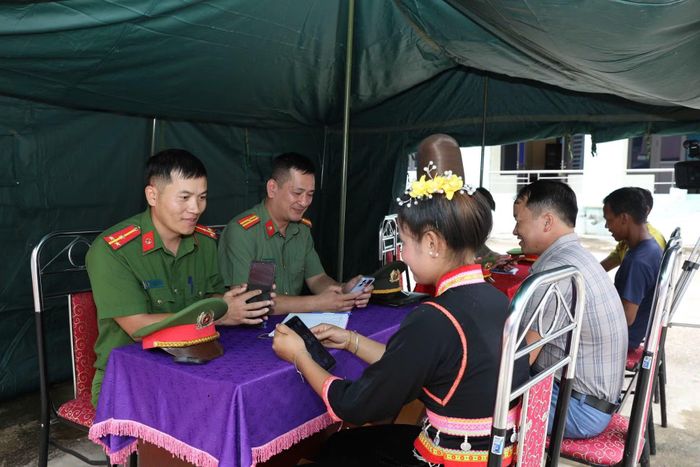 Người dân biên giới Mường Lèo được hướng dẫn cài đặt định danh điện tự tại Ngày hội toàn dân bảo vệ ANTQ.