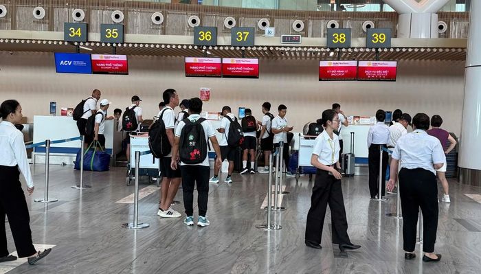 Hành khách làm thủ tục lên tàu bay tại sân bay Tân Sơn Nhất.