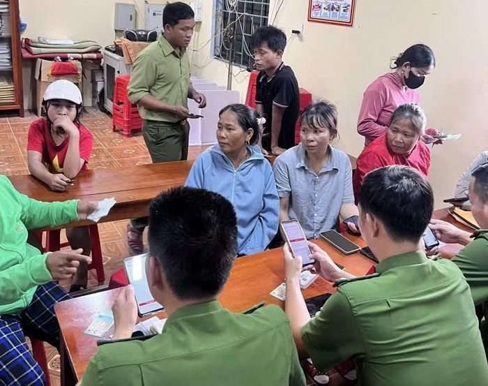 Công an xã La Lay về các bản, làng để phục vụ người dân chuyển đổi số.