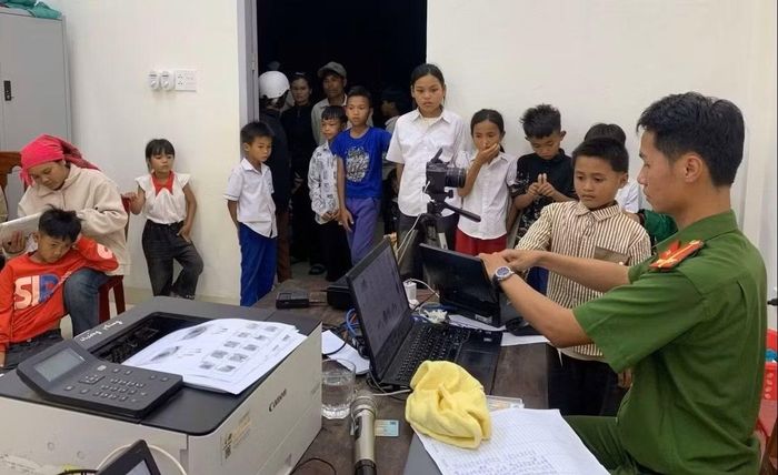 Công an xã Hướng Phùng, tỉnh Quảng Trị hỗ trợ người dân và các em nhỏ làm căn cước công dân.