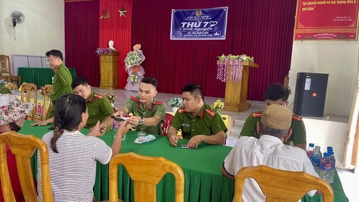 Công an xã Kim Phú với chương trình “Thứ 7 tình nguyện” tại các thôn trên địa bàn để hỗ trợ người dân thực hiện thủ tục hành chính và các nội dung chuyển đổi số.