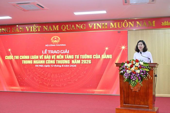Bà Nguyễn Minh Huệ, Quyền Trưởng Ban Tuyên giáo và Dân vận Đảng uỷ Bộ Công Thương phát biểu tại lễ trao giải.