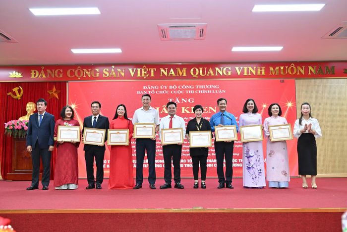 Ban Tổ chức trao giải cho các tác giả và giấy khen cho các đơn vị.