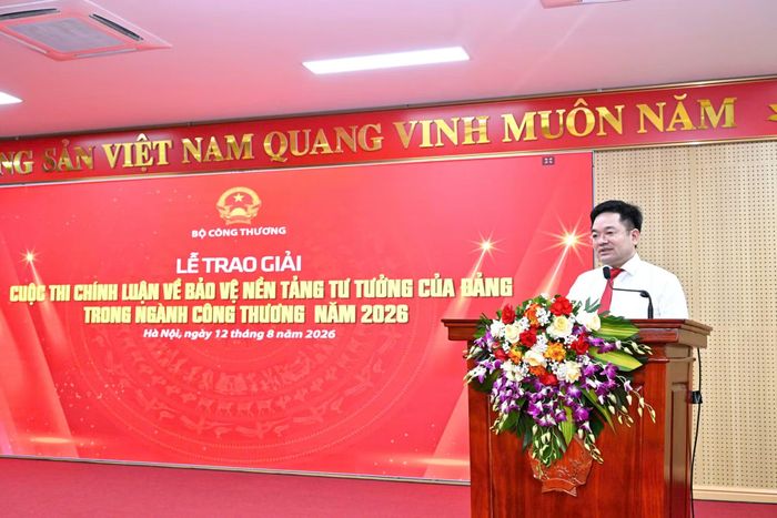 Tổng Biên tập Báo Công Thương Nguyễn Văn Minh phát biểu tại lễ trao giải.