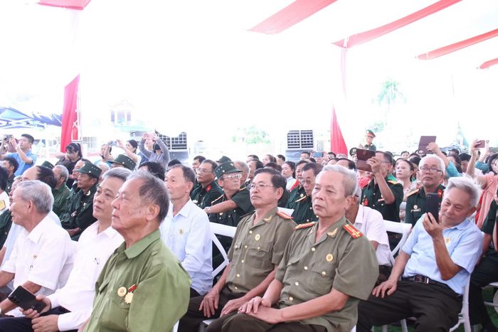Đông đảo nhân dân tham dự buổi lễ.