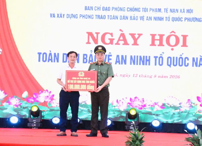 Thiếu tướng Đinh Việt Dũng, Giám đốc Công an tỉnh Nghệ An trao quà hỗ trợ xây dựng Nhà tình nghĩa của Công an tỉnh tặng gia đình ông Lê Công Thuyết.