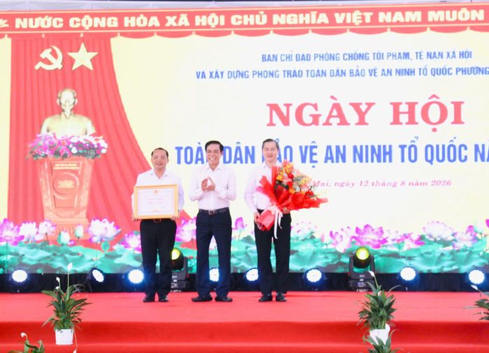 Đồng chí Võ Trọng Hải, Chủ tịch UBND tỉnh trao Bằng khen tặng nhân dân và cán bộ phường Hoàng Mai.