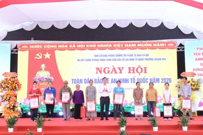 Đồng chí Nguyễn Khắc Thận, Bí thư Tỉnh uỷ Nghệ An trao quà tặng các gia đình có công, gia đình chính sách và các gia đình có hoàn cảnh khó khăn trên địa bàn phường Hoàng Mai.