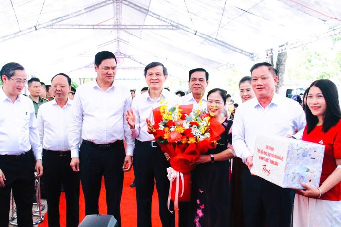Trước lúc diễn ra buổi lễ, đồng chí Đoàn Minh Huấn cùng lãnh đạo tỉnh Nghệ An thăm hỏi, động viên cán bộ và nhân dân phường Hoàng Mai tham gia hiến máu nhân đạo.
