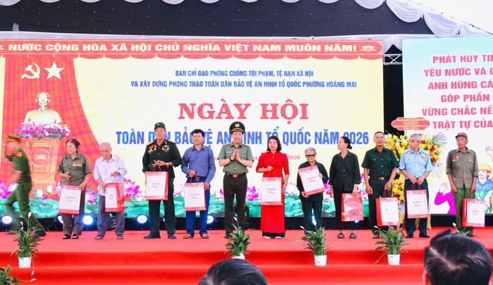 Thượng tướng Lê Văn Tuyến, Thứ trưởng Bộ Công an tặng quà các gia đình có hoàn cảnh khó khăn.