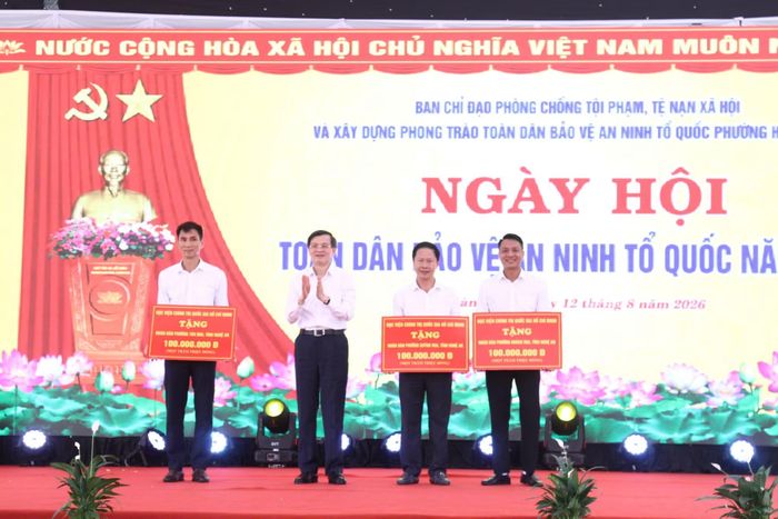 Đồng chí Đoàn Minh Huấn trao quà tặng Ủy ban MTTQ các phường Hoàng Mai, Quỳnh Mai, Tân Mai.