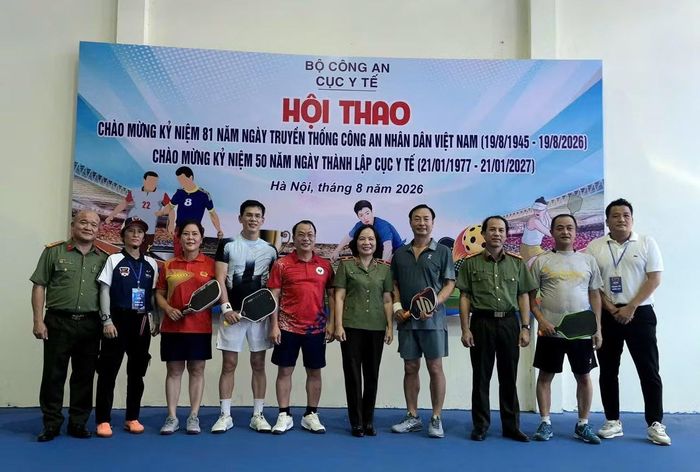Thiếu tướng Phạm Thị Lan Anh chụp ảnh cùng đại diện Ban Tổ chức hội thao, Ban trọng tài và các cầu thủ là lãnh đạo các đơn vị tham gia thi đấu bộ môn Pickleball.