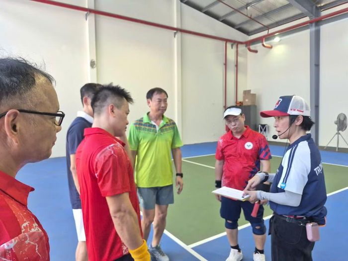 Trọng tài giải thích luật chơi cho các cầu thủ trước khi trận đấu diễn ra.