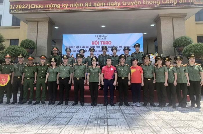 Thiếu tướng Phạm Thị Lan Anh và các đại biểu tại hội thao.