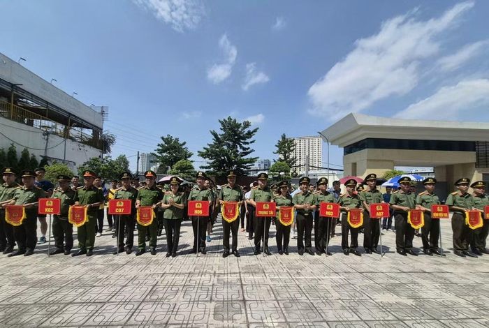 Thiếu tướng Phạm Thị Lan Anh và Đại tá Hồ Văn Dũng, Phó Cục trưởng Cục Y tế, Trưởng Ban Tổ chức hội thao trao Cờ lưu niệm tặng đại diện các đội tuyển tham gia hội thao.
