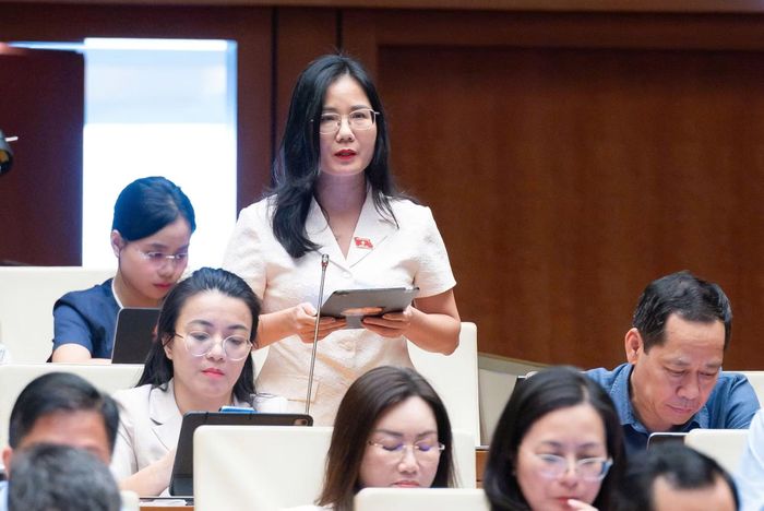 Đại biểu Nguyễn Thị Minh Tú (Đoàn ĐBQH tỉnh Nghệ An) tán thành việc chuyển sang cơ chế tự công bố nhằm giảm thủ tục và chi phí cho doanh nghiệp.