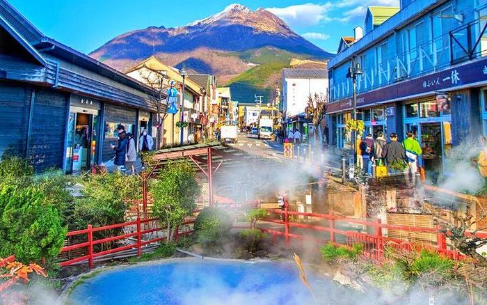 Khách du lịch tham gia tour khám phá vẻ đẹp quyến rũ của Kyushu (Nhật Bản) từ Fukuoka, bắt đầu với kỳ quan địa nhiệt Kamado Jigoku ở Beppu - nơi hơi nước bốc lên từ những suối nước nóng kỳ ảo. Ảnh: tripadvisor