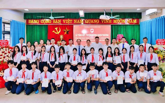 Lãnh đạo địa phương, nhà trường, các em học sinh và cộng đồng cựu học sinh trong Lễ Tổng kết, tuyên dương khen thưởng.