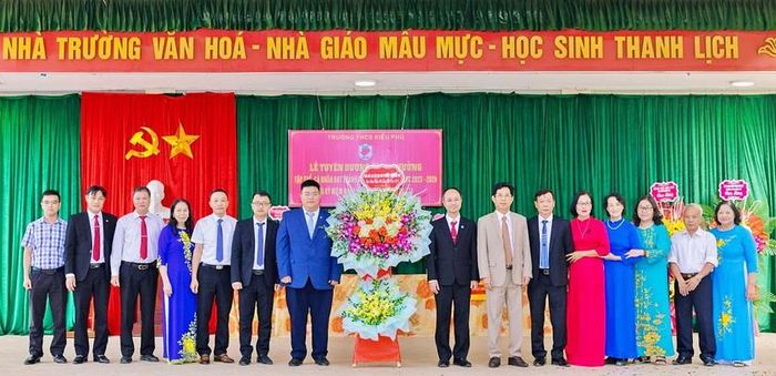 Cộng đồng cựu học sinh tặng hoa tri ân thầy cô nhân ngày Nhà giáo Việt Nam 20/11.