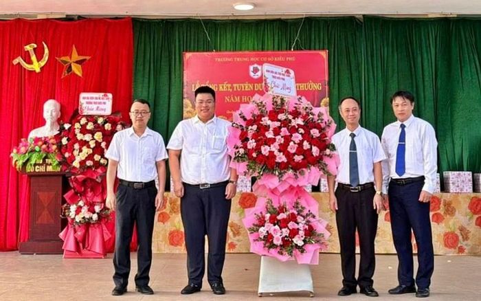 Ban Liên lạc cựu học sinh tặng hoa chúc mừng nhà trườngtrong Lễ Tổng kết, tuyên dương khen thưởng năm học 2025-2026