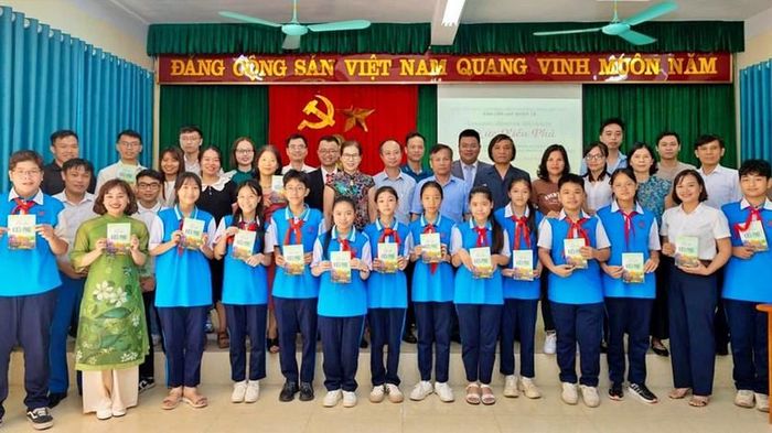 Các thế hệ thầy và trò nhà trường trong buổi ra mắt sách "Ký ức Kiều Phú".