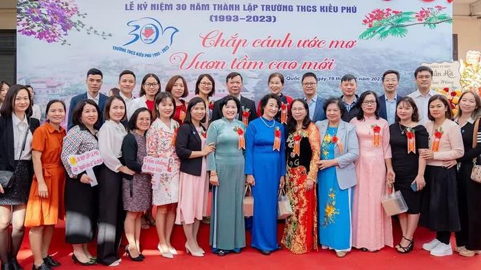 Các thế hệ thầy cô và học trò gặp lại nhau trong Lễ kỷ niệm 30 nămthành lập trường.