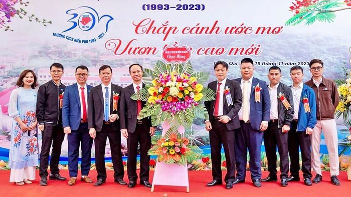 Ban Liên lạc cựu học sinh chúc mừng nhà trường nhân Lễ Kỷ niệm 30 năm thành lập trường.